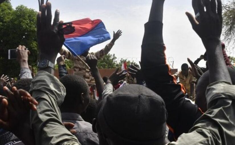 Pro-coup demonstrators in Niger attack French Embassy, wave Russian flags