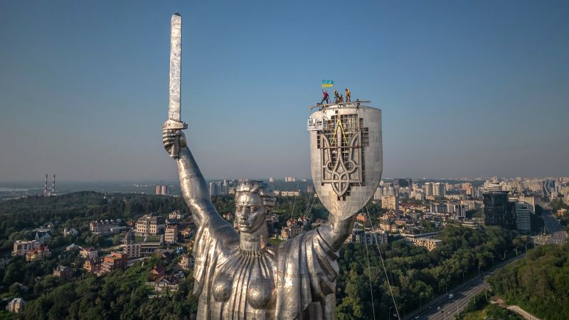 Kyiv statue: Ukraine replaces Soviet-era hammer and sickle symbol with a trident