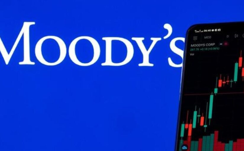 Moody’s cuts credit ratings for 10 U.S. banks